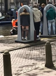 Давайте будем строить каналы и мосты
Давайте насажаем деревья и кусты
И пусть на каждой улице глаз радует маня
Уборная уборная уборная моя
Эх! Хорошо быть кисою, хорошо собакою
Где хочу пописаю, где хочу покакаю...