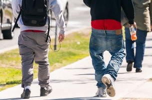 Сдвется мне ,что это чисто пиндосская мода,типа штанов на коленке