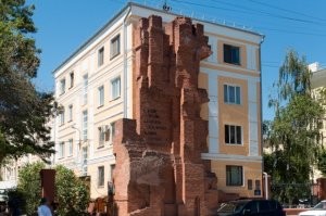 Это не дом Павлова, а мельница Гердгарда. Типичная ошибка тех, кто не был в Сталинграде. Извините, в Волгограде.

Вот современный дом сержанта Павлова. Вид с Востока.