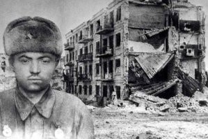 А вот дом сержанта Якова Павлова с западной стороны. Со стороны атаки гитлеровских нацистов.
Единственное фото из тех времён.