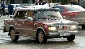 У нас таких креативных модельеров по части авто, в каждом дворе по десятку было на заре 00-х. А кое-где и сейчас встречаются люди с неповторимым чувством стиля и вкуса.
Ну и да, они тоже порой думают что можно продать своё ушатанное ведро гораздо дороже, просто потому что они в него "душу вложили", делая бампер из эпоксидной смолы, спойлер из фанеры и прочие вырви глаз элементы декора.
А если в Индии посмотреть, так там  это вообще отдельный вид искусства. Будь ты пекарь лепёшек на рынке, или сантехником и особенно водителем автобуса или грузовика - машина твоя должна выглядеть как Киркоров.