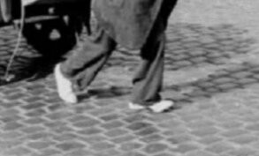 Он что в белых кроссах идет или я ошибаюсь?