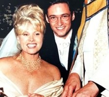 Эти двое видимо тоже в игре.
<<Хью Джекман и Деборра-Ли Фернесс в браке уже целых двадцать пять лет. Хью влюбился в Деборру-Ли еще до их личного знакомства. На тот момент она была ведущей актрисой австралийского кино, а он был молодым актёром только-только делавшим первые шаги в профессии.>>