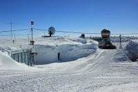 Есть и другие станции на ледяном панцире. Но наша во многом уникальна. Кстати, в новом комплексе учли то, чот со временем строения заметаются снегом выше крыши и их риходится откапывать. 

В новом же комплексе всё стоит на самоподъёмных "ногах". Каждую и которых можно выдернуть из снега и снова поставить. Получилась функция самооткапывания или самоподъёма. Что там очень важно.