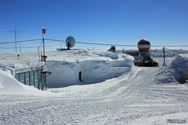 Есть и другие станции на ледяном панцире. Но наша во многом уникальна. Кстати, в новом комплексе учли то, чот со временем строения заметаются снегом выше крыши и их риходится откапывать. 

В новом же комплексе всё стоит на самоподъёмных "ногах". Каждую и которых можно выдернуть из снега и снова поставить. Получилась функция самооткапывания или самоподъёма. Что там очень важно.