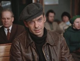 Ну, а как насчет?
Что?
Ах, это?
Это я люблю.
Но только в нерабочее время и под хорошую закуску.
Я живу на Вернадского, там недалеко эти Воронцовские пруды, березки.
Так хорошо, сядешь в тени...
А вокруг гуляют дети...
Нет никаких детей.
Мы уходим подальше и вообще, не портим окружающую среду.
У меня есть приятель, он, вообще, язвенник, ему ничего нельзя.
Он приходит посмотреть, просто порадоваться за нас.
Понимаете, когда кусок хлеба посыплешь лучком, а сверху балтийскую килечку...