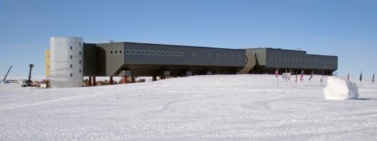 Потому что он ещё не построен. 
А вот американскую "Амундсен-Скотт"  на самом деле забыли.