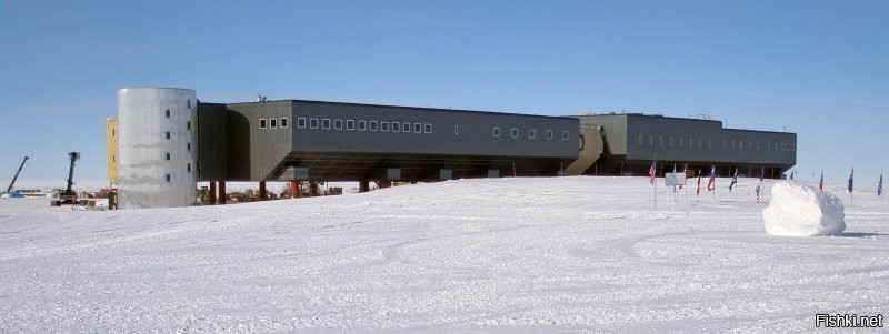 Потому что он ещё не построен. 
А вот американскую "Амундсен-Скотт"  на самом деле забыли.