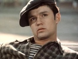 Но Евгений Леонов-Гладышев все таки сыграл опера, только маленькую роль