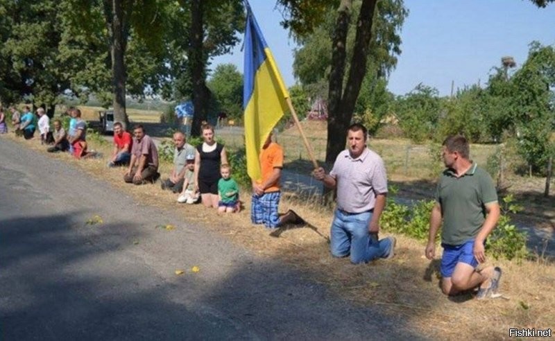 Что за любовь у щирых украинцев бухаться на колени.
Должна же быть хоть какая гордость!!!