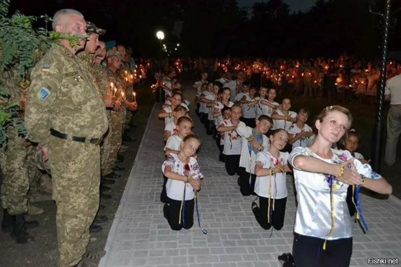 Что за любовь у щирых украинцев бухаться на колени.
Должна же быть хоть какая гордость!!!