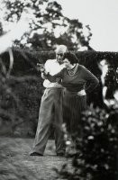 Я так понимаю, учить он её начал, после того, как она ему глаз вынесла. Упорный мужик.