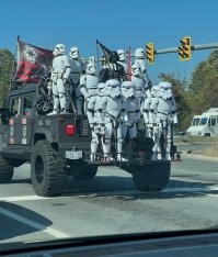 Что за фигня? Что со шлемами имперских штурмовиков? И что тут делают штурмовики первого ордена?!