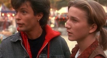 Блиин, до меня спустя тучу лет только сейчас допёрло, что этот актер - Рики Дин Логан - снимался и в трилогии Назад в Будущее, и так же в Кошмар на улице Вязов-6
!!!

А я-то думал все, чето знакомое и где-то его видел, но не мог понять и вспомнить - где именно!
Огонь)))