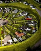 Как это нет притирки?! А внутри круга-то!!!
Можно шёпотом из окна в окно переговариваться!