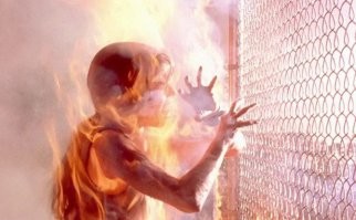 Пишут, что у сетки сожгли две куклы Сары. Похоже, на фото 15 вот эту гримируют: