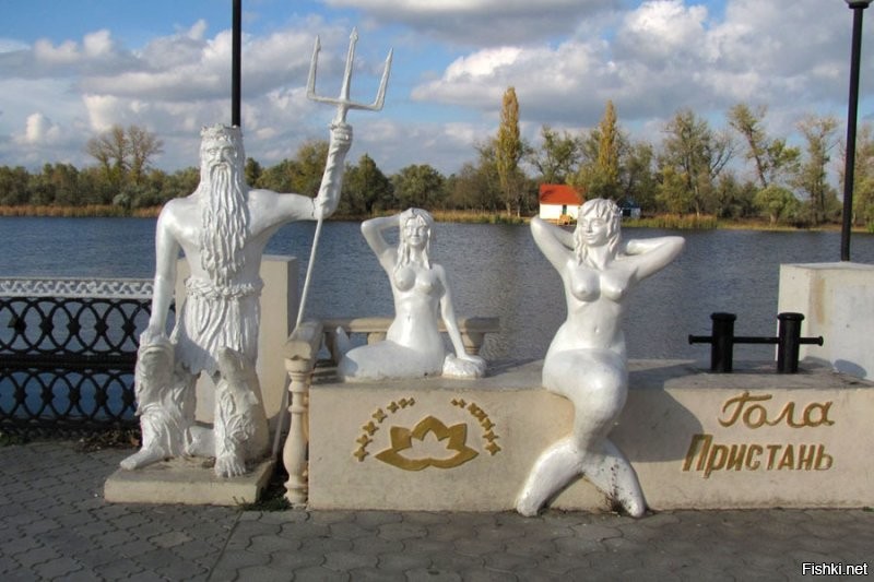 Первые сведения о казённом селе Голая Пристань относятся к 1786 году. В 1802 году Голая Пристань вошла в состав Збурьевской волости Днепровского уезда Таврической губернии.
Памятник Суворову установлен в Голой Пристани неспроста. Полководец бывал в этих краях во время русско-турецкой войны. Мало того, в 1783 году при составлении карты местности Пристань была отмечена как Голый привоз. А через полгода при уточнении карты Суворовым это место он отметил как Голая пристань. Таким образом, название по сей день закрепилось за городом.
У подножья скульптуры изображена символическая карта местности, связанная с русско-турецкой войной 1787-1792 годов.