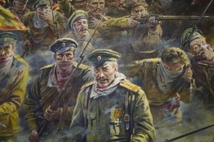 Кто-нибудь задумывался, откуда взялась фраза "Русские не сдаются"?
Есть мнение, что появилась она именно после так называемой "Атаки Мертвецов". "Атака Мертвецов" – название контратаки 13-й роты 226-го Землянского полка 24 июля (6 августа) 1915 года при отражении немецкой газовой атаки...
...
На западных рубежах Российской Империи было всего три крепости, одну из которых, Осовецкую, в шутку называли «игрушечной» – настолько скромно она смотрелась даже на фоне своих соседей – Брест-Литовской и Новогеоргиевской. В случае перехода германской армии в наступление командование просило Осовецкую крепость продержаться 48 часов. Крепость держалась полгода…
...
6 августа 1915г. стал для защитников Осовца черным днем: немцы применили отравляющие газы. В 4 утра на русские позиции потек темно-зеленый туман смеси хлора с бромом. Противогазов у защитников крепости не было.
«Все живое на открытом воздухе на плацдарме крепости было отравлено насмерть, – вспоминал участник обороны. – Вся зелень в крепости и в ближайшем районе по пути движения газов была уничтожена, листья на деревьях пожелтели, свернулись и опали, трава почернела и легла на землю, лепестки цветов облетели».
14 батальонов ландвера (не менее 7 тысяч человек) двинулись вслед за волной газов. Они шли не в атаку. На зачистку. Будучи уверенными в том, что живых не встретят.
То, что произошло дальше, прекрасно описал публицист Владимир Воронов:
«Когда германские цепи приблизились к окопам, из густо-зеленого хлорного тумана на них обрушилась… русская пехота. Зрелище было ужасающим: бойцы шли в штыковую с лицами, обмотанными тряпками, сотрясаясь от жуткого кашля, буквально выплевывая куски легких на окровавленные гимнастерки. Это были остатки 13-й роты 226-го пехотного Землянского полка – чуть больше 60 человек. Но они ввергли противника в такой ужас, что германские пехотинцы, не приняв боя, ринулись назад, затаптывая друг друга и повисая на собственных проволочных заграждениях. И по ним с окутанных хлорными клубами русских батарей стала бить, казалось, уже погибшая артиллерия. Несколько десятков полуживых русских бойцов обратили в бегство три германских пехотных полка! Ничего подобного мировое военное искусство не знало. Это сражение войдет в историю как «Атака Мертвецов».