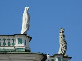 Всегда задавался вопросом, что это за статуя на правом углу зимнего дворца. Она резко контрастирует с остальным античным ансамблем.