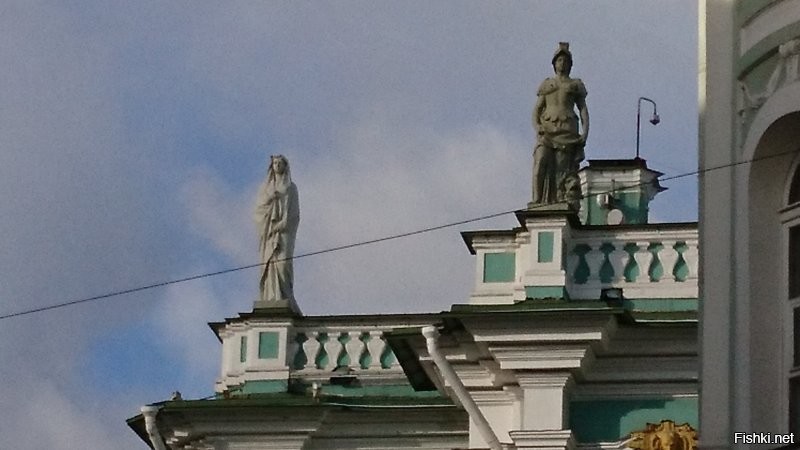 Всегда задавался вопросом, что это за статуя на правом углу зимнего дворца. Она резко контрастирует с остальным античным ансамблем.