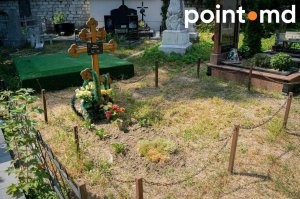 Всё гораздо печальнее. Михаил Ермолаевич был актёром не кишиневским, а бельцким. В театре города Бельцы он играл много лет и именно там и жена, и коллеги, и он сам просили его похоронить. Но это не было исполнено, и его похоронили в Кишиневе, но спустя 7 лет памятника на его могиле так и нет... Министерство культуры денег так и не дало, вдова бедствует, стоит простой деревянный крест. И долго ещё стоять будет... ((