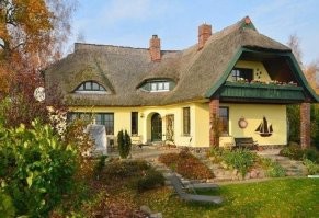 Скорее всего криврой перевод. Порыто камышом (Schilf, Reetdach). Очень дорогая, традиционная на севере Германии кровля. Так же популярна в Дании.