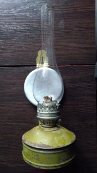 Вот это керосиновая лампа. Как, я извиняюсь, она могла разбиться, да еще и о приклад ружья, чтобы тот запылал? Разбиться там может только стекло, резервуар для керосина металлический. Может, и были когда-то лампы с керамическими резервуарами, но я и при советской власти таких не видел.