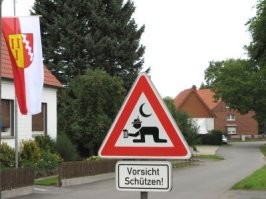 Вот знак из Румынии, тот что в посте скорее американский, судя по зеленому знаку виднеющемуся вдалеке. И немецкий еще