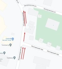 Знаю в нашем городе одно такое место (может их и больше, не суть).  До "Т-образного" перекрёстка в одном направлении 2 полосы. Знаков о сужении дороги нет.  Сразу после перекрёстка - ОДНА "левая" полоса, т.к. "правая" утыкается в угол дома. Сразу после угла - снова 2 полноценные полосы.