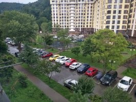 Вообще как бы так положено, делать дорожки на протоптанных тропинках. Но многие архитекторы же ленивые жопы, им пофиг. Дали карту местности, и они просто нарисовали свое дизайнерское видение. 
В моем районе этих тропинок было дофига, а потом рядом стали строить жилой комплекс. Как я понял, условиям разрешения строительства от администрации было облагораживания всей прилегающей территории (они там даже мост перестроили). Так вот они как раз проложили дорожки именно там, где была протоптана трава. Получилось просто потрясно, потому что люди ходят так же, где они ходили десятилетиями, и таким образом газоны всегда зеленые и целые.