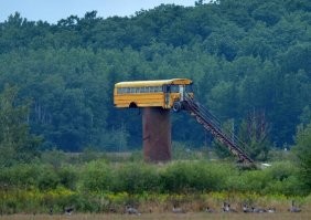 Зачем этому "автобусу" передние колеса! На что то надеется?