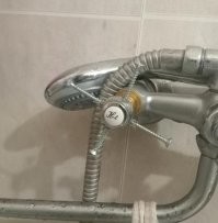 Вот же рукожоп! Даже изолентой не обмотал! Жена поранит свои нежные ручки.