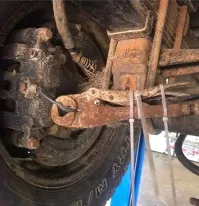 А что не так? Потёк тормоз есть 2 пути: вызвать эвакуатор или заглушить повреждённый контур. Глушить можно по разному. У меня всегда есть пара хирургических зажимов, либо можно отвернуть трубку, вложить кусочек полиэтилена, резины или вставить в трубку саморез или заклёпку и завернуть обратно. Вы спокойно продолжите двигаться дальше с учётом заноса при торможении. И нефиг пальцы гнуть, одно дело сломаться у дома и другое за тысячу км..