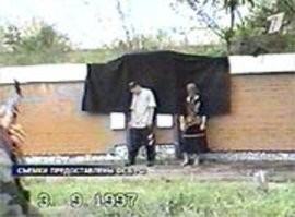 Причём здесь качество фото?
Эту стену хорошо помнят, кто смотрел ОРТ в 90-х. Тогда это показывали в новостях.