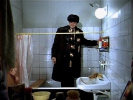 Под душ в нижнем белье? Жалкое подражание!