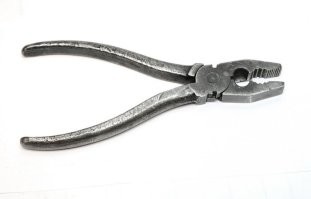 Потомушта гавно всякое выпускать стали, а не пульты для переключения каналов. Вот раньше пульты без всякой целофанки нормально переключали и сносу им не было!