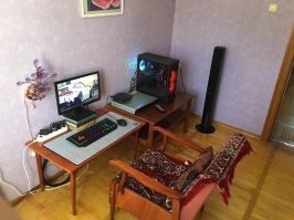 Ну это никак не холостяцкая берлога, это всего лишь комната задрота-ботаника, однозначно долбо..ба-очкарика, которого мамка даже на улицу не пускает. Разумеется она и убирает. Особенно поразило кресло середины прошлого с ковриком и подушкой, через неделю на таком кресле становятся калеками. Ну из мелочей ДВД проигрыватель и подставка из книг под понитор. Представляю какое ЧМО живет в этой комнате.