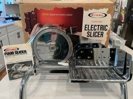 >>> Эту неиспользованную винтажную мясорубку я нашёл на чердаке нашего нового дома

Мясорубку?! Мясорубку, Карл?! Ну написано же английским по белому (для тех кто не видит на картинке): SLICER (слайсер). Ломтерезка это! Лом-те-рез-ка!!!!!!