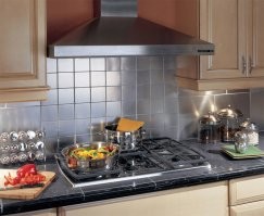 Вентиляция должна быть над плитой, с принудительной вытяжкой. Тогда ничего не провоняет.