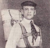 Меня всегда интересовал это момент. До прыжка ведь он н раз испытывал своё изобретение, доводил его, осуществлял прыжки с сарая, скажем... можно для начала в воду. Чуток смягчит падение, а и достать с воды легче, чем соскрести с асфальта. С бухты-барахты не стал бы он прыгать с такой высоты. Скорее всего боковой ветер нарушил планы или чем-то сместился центр тяжести. Его старт в изобретении парашюта спас тысячи людей!!!

Первым человеком, высказавшим идею такого устройства, был гений эпохи Возрождения   знаменитый Леонардо да Винчи. В его трактате «О летании и движении тел в воздухе», который датируется 1495 годом, есть такой пассаж: «Если у человека имеется палатка из накрахмаленного полотна, каждая сторона которой имеет 12 локтей (около 6,5 м.   РП.) в ширину и столько же в высоту, он может броситься с любой высоты, не подвергая себя при этом никакой опасности». Любопытно, что да Винчи, который так и не довел идею «палатки из накрахмаленного полотна» до воплощения, совершенно точно высчитал ее размеры. Например, диаметр купола самого распространенного учебного парашюта Д-1-5у   около 5 м, знаменитого парашюта Д-6   5,8 м!
Идеи Леонардо были оценены и подхвачены его последователями. К тому времени, как француз Луи-Себастьян Ленорман в 1783 году придумал само слово «парашют», в копилке исследователей возможности управляемого спуска с большой высоты были уже несколько прыжков: хорвата Фауста Вранчича, который в 1617 году и реализовал на практике идею да Винчи, и французов Лавена и Думье. Но первым настоящим прыжком с парашютом можно считать рискованную авантюру Андре-Жака Гарнерена. Именно он прыгнул не с купола или карниза здания (то есть не занимался бейсджампингом, как это называется сегодня), а с летательного аппарата. 22 октября 1797 года Гарнерен покинул корзину воздушного шара на высоте 2230 футов (около 680 м) и благополучно приземлился.
На фото Глеб Котельников с парашютом собственного изобретения (1912 год)