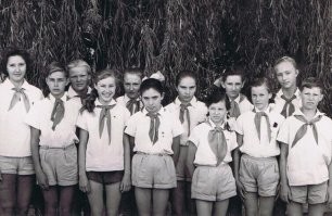 Одна улыбается, светится. Две-три - лишь слегка. Остальные - угрюмые. То ли фотограф их всех задолбал, то ли жизнь...