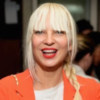 Тут всё прекрасно - и чёлка, и зубы.