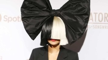 Тут всё прекрасно - и чёлка, и зубы.