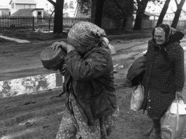 У первой женщины котик в руке? (