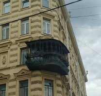 Из всех представленных этот и вид имеет и статус балкона не изменил. Хотя учитывая что знание относится к памятникам 3.14...Ы надо дать и хозяину и тем кто разрешил. А остальные все хозяева наглые подонки. Разрушить, штраф и восстановление всего дома за счет тварей. Ну и уголовная статья тут однозначно присутствет-сознательно подвергнута жизнь окружающих, и жильцов и прохожих. А по мелочи тут вообще десяток статей можно накопать. Пока десяток таких уродов не осудят и не запечатают лет на 10 с конфискацией жилья и имущества, беспредел будет продолжаться.