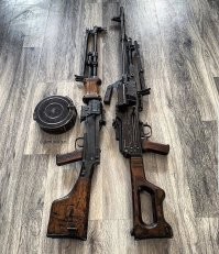 Ну, если уже и угорать, так можно сдвоенный барабан на АК поставить. Но, лично мне кажется, что тут не столько надёжность, а эргономика и вес страдают.. стрелять с рук очень неудобно, впрочем как и носить  это на себе.
Я ради прикола на свою Сайгу барабан вешал - ну да, пострелять в поле по бутылкам   прикольно. Наверное адово весело, если у тебя не гражданский полуавтомат, а военный образец и ты можешь вести стрельбу очередями, но это неудобно, тяжело и непрактично. В конце концов, для ведения заградительного огня и огня на подавление - существуют пулемёты с ленточным питанием. Такие красавцы как ПКМ и РПД