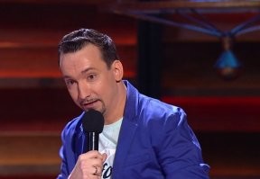 Тут должен был подойти к ней Сергеич, человек со спецэффектами, и невнятно сказать
- Не-не-ее прыгай. Отсю-уда не насмерть.