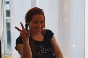 Медведи чаще стали выходить к людям, в начале лета голодно им, да и пожары бывают. А в том районе между деревнями ещё и свалка есть, местные говорили, что медвежонка не раз видели. Взрослого медведя застрелили - опасно вышел к людям, медвежонка, вроде, отловили после этого случая. 
Сибирячка Таисия занималась единоборствами - ну и просто повезло ей.