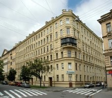 А чем ,блин,вам Доходный  Дом .М.А.Барановской в Питере не угодил 1905 !!!! года постройки???
 Сама Барановская занимала анфиладу комнат всего четвертого этажа, с окнами на Зверинскую улицу. Угловая комната с балконом !!!!!! была гостиной. Примыкающие комнаты, выходящие окнами на Мытнинский переулок занимала прислуга. В 1917 году хозяйку дома выселили, не оставив ей ни одной комнаты в ее доме. Квартиру разделили на коммуналки со входами из разных парадных. Барановская умерла в нищете где-то за городом. Иногда она приезжала в свой дом, где еще оставались помнящие ее жители, просила что-то из своих вещей, чтобы продать и прокормиться.
ВСЕ ПРЕТЕНЗИИ ДИВАННЫХ ЭСПЕРДОВ можете отправить потомкам архитектора по фамилии  Фомичёв Демьян Галактионович...
И внукам-правнукам подрядчика   Юсема Абрама Моисеевича... 
ВТОРЫЕ ТОЧНО ОТВЕТЯТ...ИЛИ СПРОСЯТ С АВТОРА..))))

Зверинская ул., 44
Мытнинский пер., 8
Архитекторы:	Фомичев Д. Г.
Юсем А. М.
Год постройки:	1905
Стиль:	Эклектика