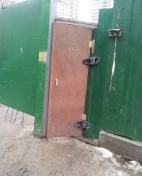 Автор не понял смысла задумки. Это не петли. Это доводчик.